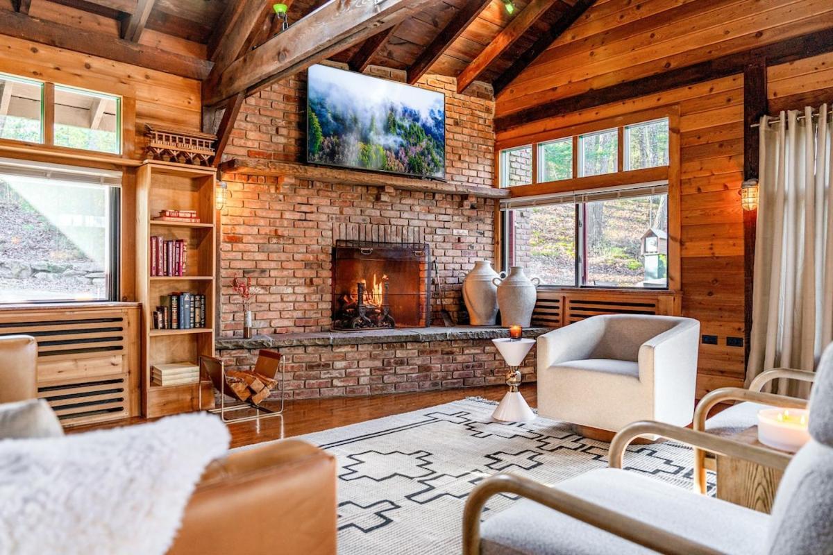 Couple's Retreat With Hot Tub And River Views