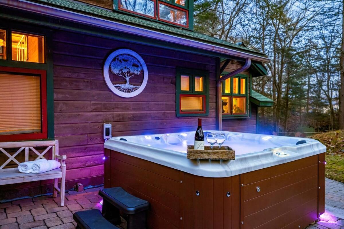 Couple's Retreat With Hot Tub And River Views *