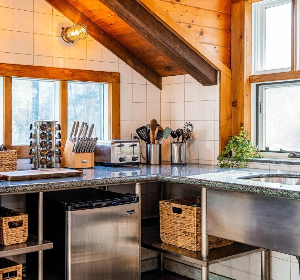 Couple's Retreat With Hot Tub And River Views *