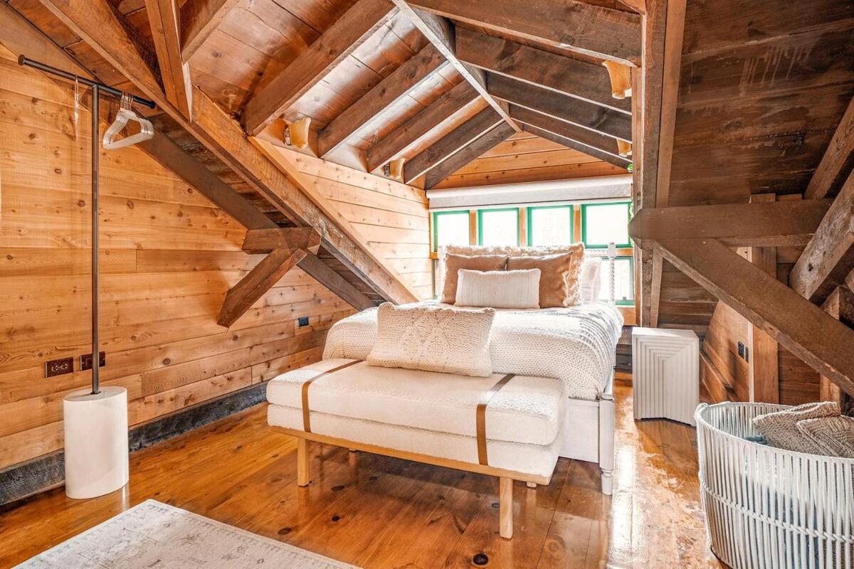Couple's Retreat With Hot Tub And River Views