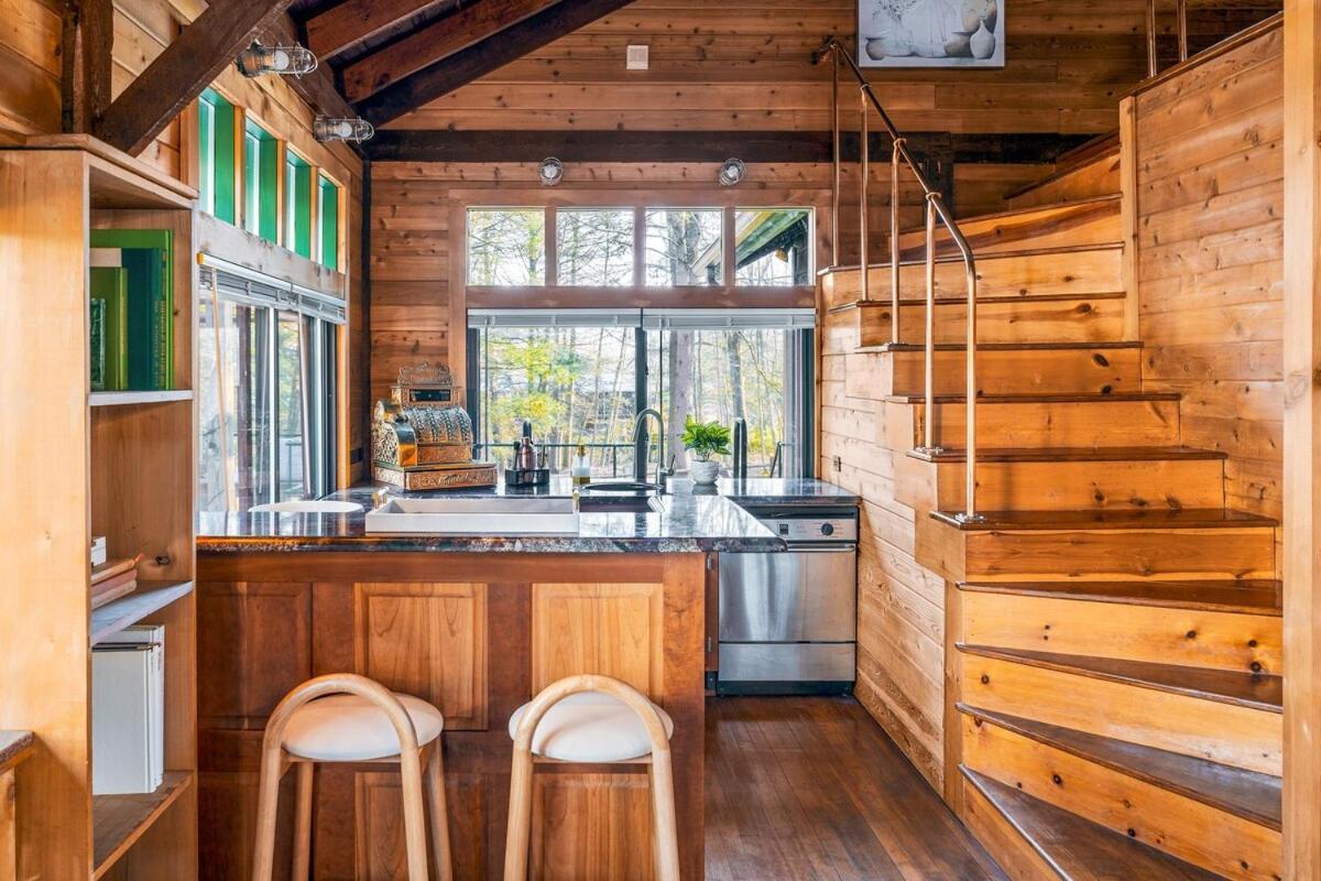 Couple's Retreat With Hot Tub And River Views Milford